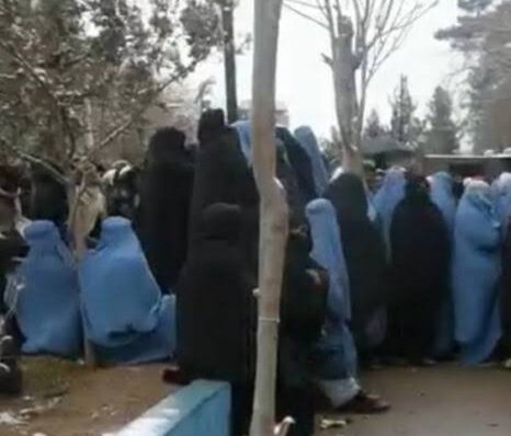 حیف‌ومیل و خویش‌خوری کمک‌ها در سایه‌ی حکومت طالبان؛ مناطق هزاره‌نشین عمداً از کمک‌ها محروم می‌شوند